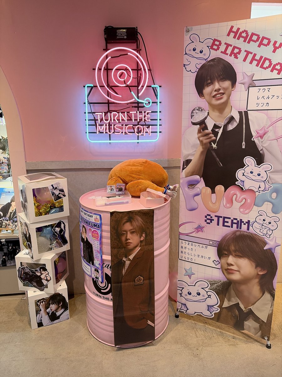 sakosaco_'s tweet photo. 2件目は、きいさんのフウマ君のセンイルカフェへ。
こちらもたくさんの素敵なフウマ君が
いて、眼福🫶
スイーツも可愛いし、美味しくて幸せでした😊
#フウマレベルアップシンカ
#PowerWithClass https://t.co/LWldNG5gja