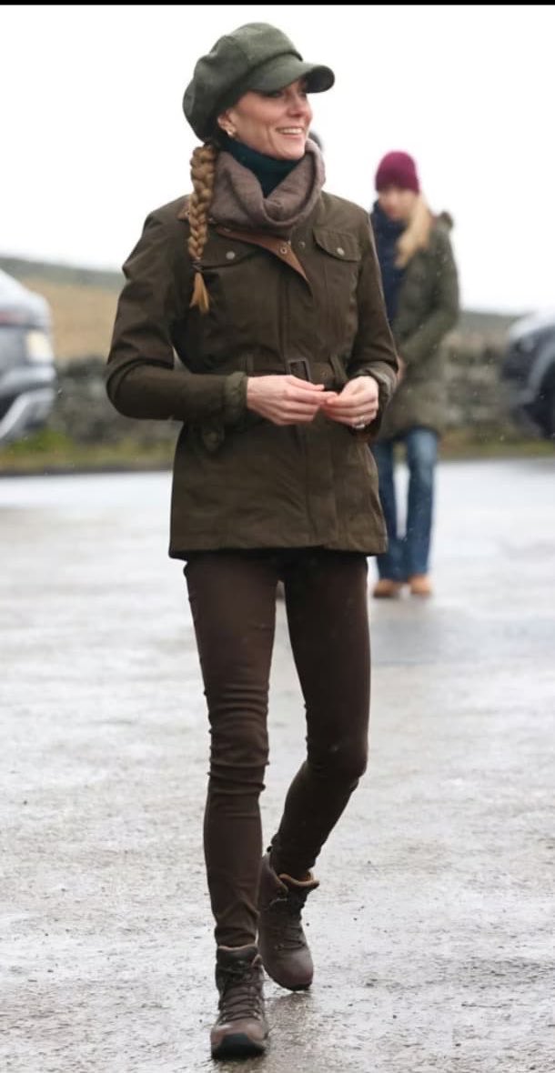 Sussex5525's tweet photo. There Is No Way this is hiking woman is Kate Middleton.
Video woman thick-muscular tights, curves etc, Kate stick for legs 0 curves.
Kensington Palace is at it again. You’d think famers-market video girl was humiliating enough, but this hiking one is the lowest they could sink. https://t.co/R1D02abTuU