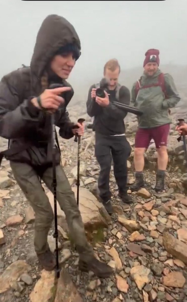 Sussex5525's tweet photo. There Is No Way this is hiking woman is Kate Middleton.
Video woman thick-muscular tights, curves etc, Kate stick for legs 0 curves.
Kensington Palace is at it again. You’d think famers-market video girl was humiliating enough, but this hiking one is the lowest they could sink. https://t.co/R1D02abTuU