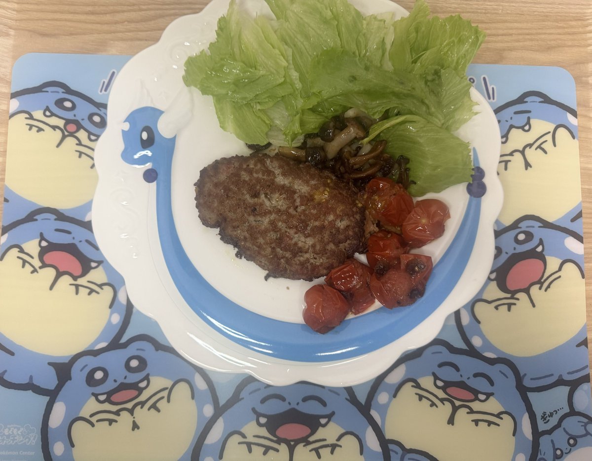 suikanotw's tweet photo. ブラジル戦まで時間あるから酒蒸しハンバーグ！タマザラシのランチョンマット自炊したの褒めてくれるから嬉しい👏👏ハクリューのプレート大きすぎ！ https://t.co/YtGNHc1L33