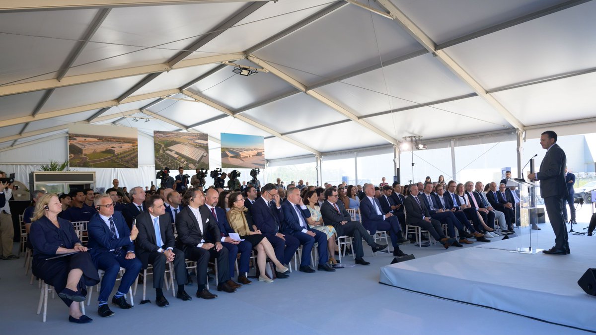 LHTechnik's tweet photo. Groundbreaking for Lufthansa Technik Portugal 🪏
Our three-digit million-euro investment will create up to 700 jobs. The 55k sqm facility south of Porto, will specialize in the repair of engine parts and components. Operations start in 2028. https://t.co/G2crnsRGrA #keepyouflying https://t.co/EAHr98B3Hc