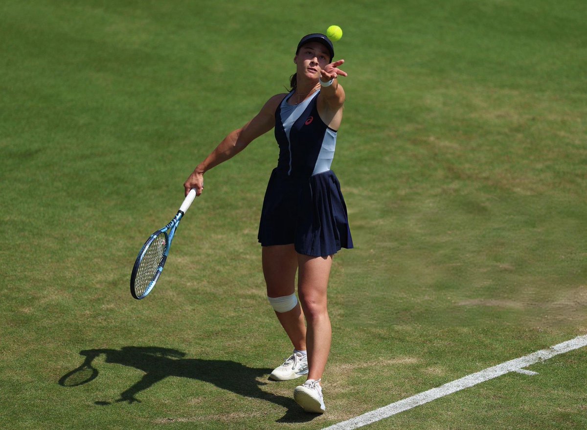 Eurosport_TR's tweet photo. 🇹🇷 Zeynep Sönmez, Ann Li’yi üç sette geçerek Wimbledon’da ikinci tura yükseldi! https://t.co/8EbibrJZzi