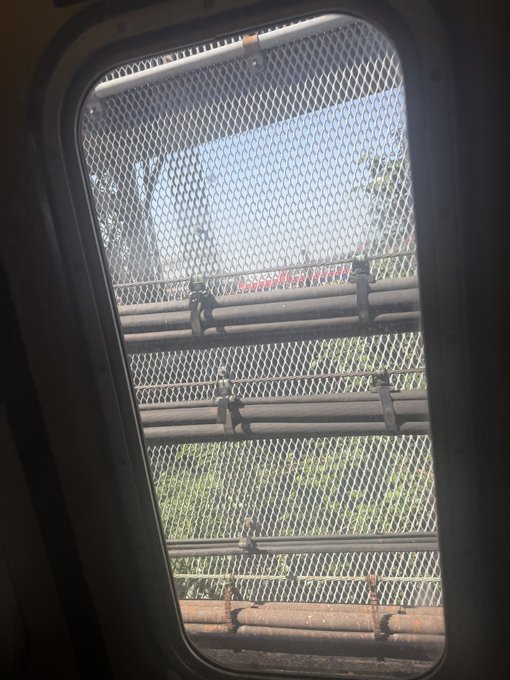 Emmy Elliott - 2 pic. I tried taking the train to a salon and it went under water to queens ahh so scary why aren’t we in Manhattan I just got out and took an uber lol https://t.co/Zm5MVRR0E1
