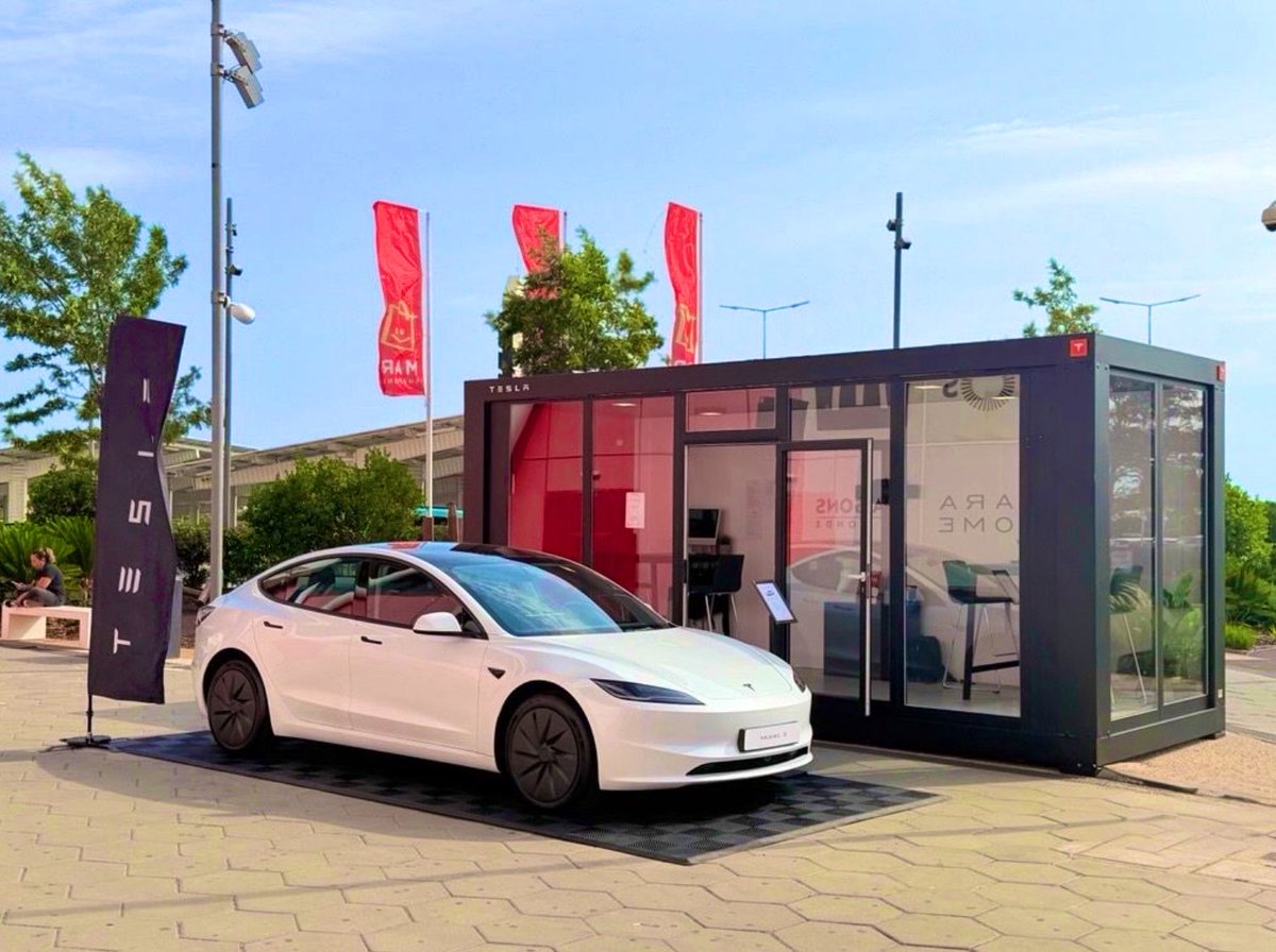 EstherRebers's tweet photo. News:
@Tesla has opened a new location in Portugal.🇵🇹 
Located in the MAR Shopping Algarve in the far South of the country close to the city of Faro.
This is the 5th location in Portugal!
Test drives for the Model 3 and Y are available.
Great work Tesla Portugal!
@teslaeurope @tesla_club_pt 
Credits: Gonzalo Calle Cano