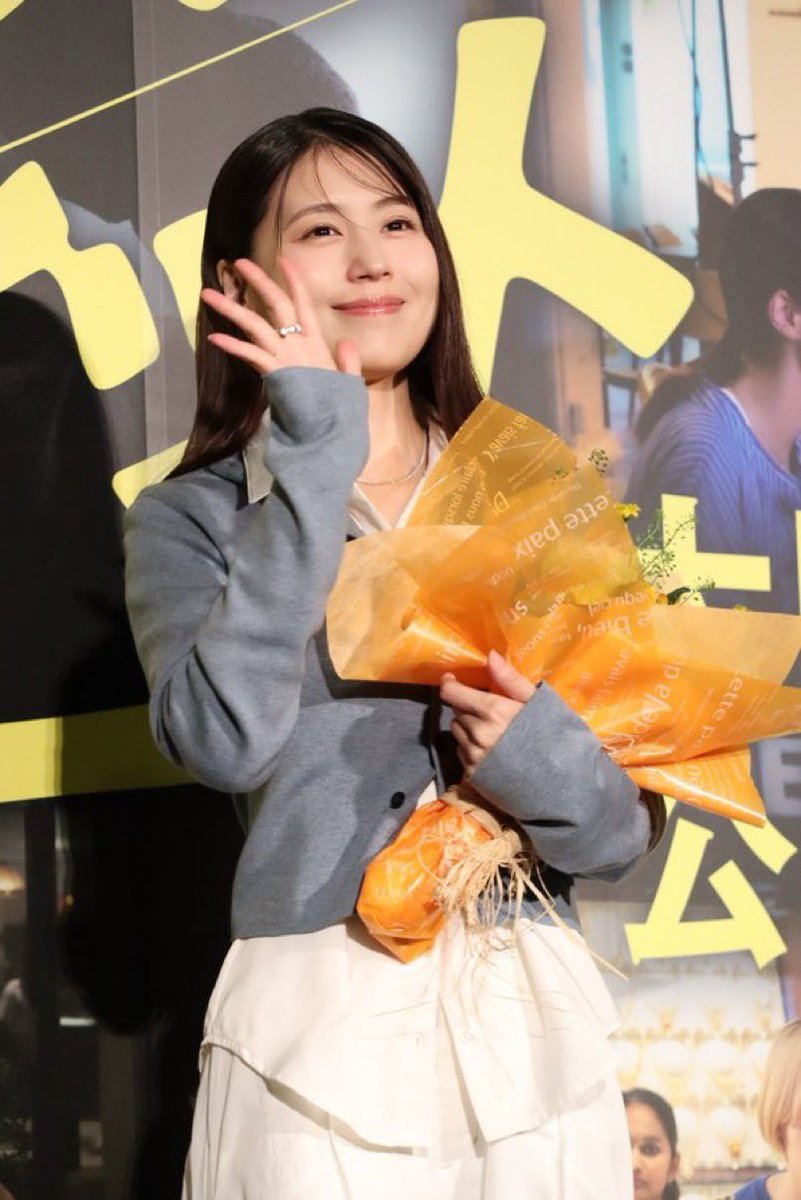 13kasumi_'s tweet photo. 今日の架純ちゃんも美しかった、、衣装もどタイプすぎて🤦🏻‍♀️🤍次会えるのは舞台かな！楽しみだ~🫶🏻
#有村架純 #マジカルシークレットツアー https://t.co/PIG2I1Of0A