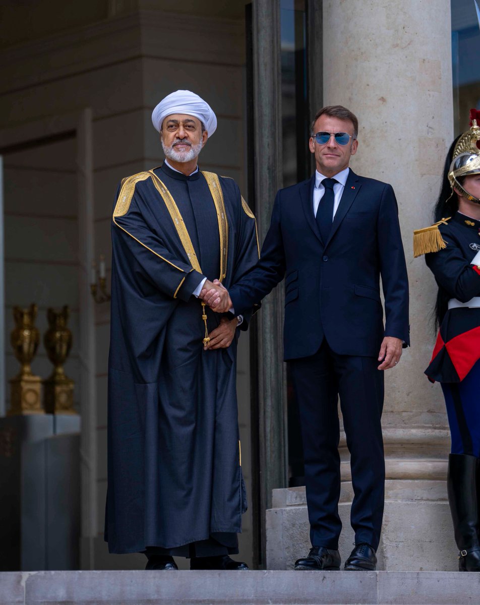 FMofOman's tweet photo. 📸 #باريس | استقبل فخامة الرئيس إيمانويل ماكرون رئيس الجمهورية الفرنسيّة حضرة صاحب الجلالة السلطان هيثم بن طارق المُعظم " حفظهُ اللهُ ورعاه " اليوم في قصر الإليزيه بالعاصمة الفرنسية باريس، حيث رحب فخامته بجلالة السُّلطان ووفدِه المُرافق ضيوفًا أعزّاءَ على الجمهورية الفرنسيّة. https://t.co/wi9s2BJVmk