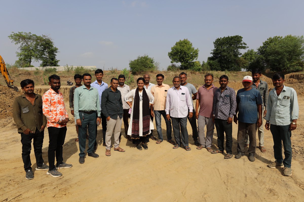 Mittal4Nomads's tweet photo. દરરોજ સાંજ પડે અને અંધારું થવા માંડે એટલે કાકા પોતાના ઘર આગળથી પસાર થતા રસ્તા પર તેલનો દિવો પ્રગટાવે. એક દિવસ ગામના એક વ્યક્તિએ તેમને પૂછ્યું,

“કાકા, તમે તો અંધારું થયા પછી ઘર બહાર નીકળતા નથી, તો પછી આ રસ્તા પર રોજ દિવો શા માટે કરો છો?”

કાકા હસ્યા અને બોલ્યા, “હું દિવો મારા માટે નથી કરતો. આ રસ્તેથી પસાર થતા વટેમાર્ગુને અંધારામાં ચાલવામાં તકલીફ ન પડે એટલા માટે કરું છું.”

સામે વાળાએ ફરી પૂછ્યું, “પણ તમે દિવો ન કરો તો તમારું એટલું તેલ તો બચે ને?”

કાકાએ સરળતાથી જવાબ આપ્યો, “બધું જ પોતાના માટે નથી હોતું. અન્યોના ભલાનો વિચાર કરવો પણ એટલો જ જરૂરી.”

કાકા જેવી જ વિચારસરણી ગાંધીનગરના વર્ધાનામુવાળા ગામના લોકોમાં જોવા મળે. પરોપકારીની ભાવના, સાથે ગામનું સંગઠન પણ એકદમ મજબૂત.

ગામ આમ તો ખૂબ ભલું ને સહકારની ભાવનાથી ભરેલું ગામ. પરંતુ વર્ષો સુધી ગામે પાણીની ભયંકર સમસ્યા વેઠી. તળાવો સુકાઈ ગયેલા. ચોમાસા સિવાય ખેતી લગભગ અશક્ય.  ભૂગર્ભજળ સતત નીચે ગયું ને પછી ખાલી થઈ ગયું. સ્થિતિ એવી કે ઉનાળામાં સગાં-સંબંધીઓ પણ વેકેશનમાં ગામમાં આવવાનું ટાળે. દીકરી આપવાની વાત આવે તો લોકો બે વાર વિચાર કરે. પાણીની તંગીએ ગામના વિકાસને જાણે અટકાવી દીધો.

એવા સમયમાં VSSM દ્વારા ગામમાં જળસંચયનું કાર્ય શરૂ કરવામાં આવ્યું. ગામનું એક તળાવ ઊંડું કરવામાં આવ્યું ને સાથે તેમાં નર્મદાનું પાણી પહોંચાડવાની વ્યવસ્થા કરવામાં આવી. પરિણામ ધીમે ધીમે દેખાવા માંડ્યું.

ચોમાસાનું પાણી તો સંગ્રહ થતું જ હતું, પણ ત્યારબાદ નર્મદાના નીર પણ તળાવમાં નંખાયા.  થોડા જ સમયમાં ગામના કૂવા, બોર અને ભૂગર્ભજળમાં સકારાત્મક ફેરફાર જોવા મળ્યો. ખેડૂતોને આશા જાગી. પરિવર્તન દેખાયું એટલે ગામનો ઉત્સાહ પણ વધ્યો.

આ વિશ્વાસના કારણે ગામજનોએ વધુ એક વિનંતી કરી. તળાવની બાજુમાં આવેલા બીજા સર્વે નંબરના વિસ્તારમાં પણ જળસંગ્રહ વધારવાની યોજના બનાવી શકાય? મૂળ તો બે તળાવ વચ્ચેનો ટેકરાવાળો ભાગ જો દૂર થાય તો બંને જળાશયોને વધુ ઊંડા અને વિસ્તૃત બનાવી શકાય. આમ થાય તો પાણી સંગ્રહ કરવાની ક્ષમતા ઘણી વધી જાય અને સમગ્ર ગામને લાંબા ગાળે લાભ મળી શકે.

વિચાર ઉત્તમ હતો. ગામનો ઉત્સાહ પણ અદ્ભુત હતો. માટી ઉપાડવાની ને સ્થાનિક સ્તરે જરૂરી સહભાગિતા ગોઠવવાની જવાબદારી ગ્રામજનોએ પોતે લીધી.

IDRFના માધ્યમથી ચંદાબહેન મહેતા અને પ્રફુલભાઈ મહેતાએ તેમના માતૃશ્રી લીલાબા અને કમળાબા તેમજ પિતાશ્રી ચીમનલાલભાઈ અને શાંતિલાલભાઈની સ્નેહભરી સ્મૃતિમાં આ તળાવ ઊંડું કરવાના કાર્યમાં સહયોગ આપ્યો. આદરણીય રમેશભાઈ પટેલ પણ આમાં સાથે જોડાયા. આપ સૌની ભવિષ્યની પેઢીઓને પાણીનો વારસો આપવાની સંવેદનશીલ ભાગીદારી માટે આભારી છીએ.

જળસંચયનું કાર્ય એ ખાડા ઊંડા કરવાનું કામ નથી પણ તે ગામના ભવિષ્યને બહેતર કરવાની પ્રક્રિયા છે. તે ખેડૂતોના ચહેરા પર વિશ્વાસ પાછો લાવે ને ગામમાંથી થતા સ્થળાંતર રોકે છે. તે પશુઓ, ખેતી ને સમગ્ર ગ્રામજીવનને નવી શક્તિ આપે છે. એટલે જ VSSM આ કાર્ય પાછલા ઘણા વર્ષોથી કરે ને અત્યાર સુધી 455 થી વધારે તળાવો અમે ઊંડા કર્યા.

ગામના સરપંચ અલ્પેશભાઈ ઘણી લાગણી સાથે કહે છે, “તમે અમારી સાથે જોડાયા ત્યારથી ગામની સ્થિતિ બદલાવા માંડી. અમે સંસ્થાની ને મદદ કરનાર દાતાઓના આભારી છીએ.”

એક વૃદ્ધ કાકાનો દિવો જેમ અજાણ્યા વટેમાર્ગુનો રસ્તો પ્રકાશિત કરતો હતો, તેમ જળસંચયના આવા કાર્યો પણ આજની જરૂરિયાતની સાથે સાથે આવનારી પેઢીઓના જીવનમાં ઉજાસ ભરે છે. ચાલો સાથે મળીને વધારે જલમંદિરોનું નિર્માણ કરીએ.
@PMOIndia @narendramodi @CMOGuj @CRPaatil @jaljeevan_ @DoWRRDGR_MoJS @CGWB_CHQ @CollectorGnr 
#mittalpatel #vssm #water #climate