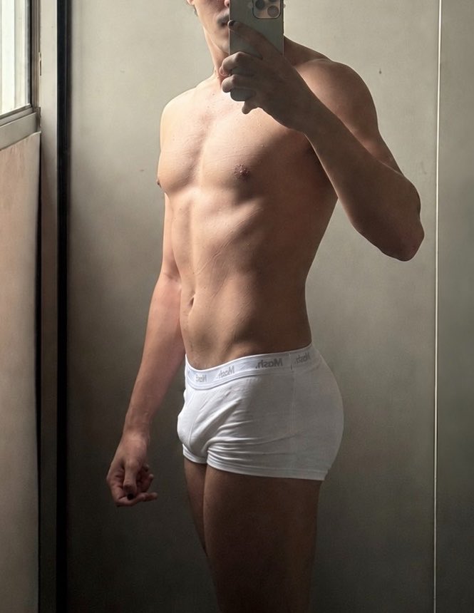 why_must_end's tweet photo. meu corpo tá absurdo e nem frequento academia https://t.co/hQGVAsV6dW