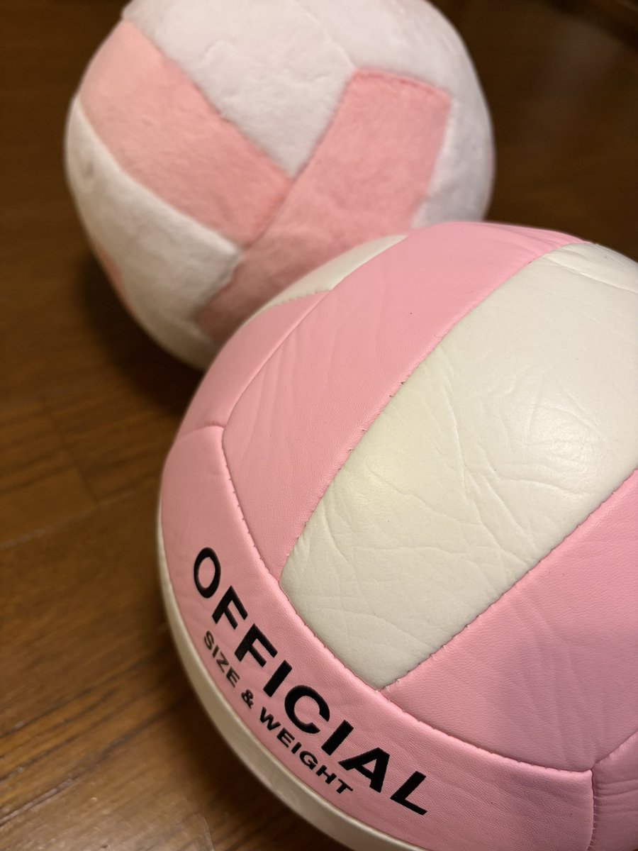 tadanoke_'s tweet photo. 物語には、
“言葉”だけではなく、
“モノ”にも大切な役割があります。

🏐バレーボール
🪄杖
🧡手作りのエプロン。

どれも『只野さんちの魔女たち』には
欠かせない存在です。

小道具にも物語があります。劇場で、
その意味を見届けていただけたら嬉しいです。
…ワーリーくん達、楽しそう♪ https://t.co/y0sDdsnnXD