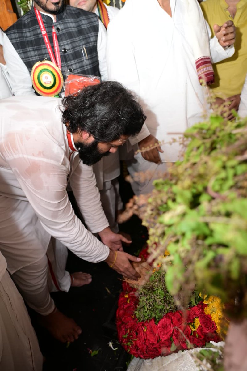 MeGajananKale's tweet photo. नाशिक त्र्यंबकेश्वर ... 
आज अमितसाहेब ठाकरे यांनी संतश्रेष्ठ निवृत्तीनाथ महाराज यांच्या समाधीचे दर्शन घेऊन वारीत सहभाग घेतला ... 
रामकृष्ण हरी !!! 
#नाशिक #nashik https://t.co/5t155UFSsu