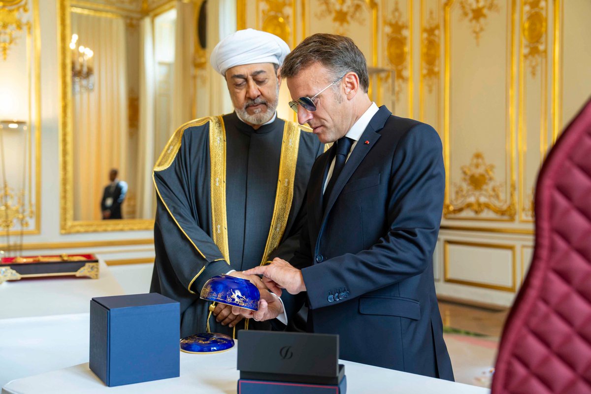 FMofOman's tweet photo. 📸 #باريس | تبادل الهدايا التذكارية بين حضرة صاحب الجلالة السلطان هيثم بن طارق المعظم "حفظه الله ورعاه" وفخامة الرئيس إيمانويل ماكرون رئيسُ الجمهوريّة الفرنسيّة.

#السلطان_هيثم_في_فرنسا https://t.co/lOOT1NeOn4