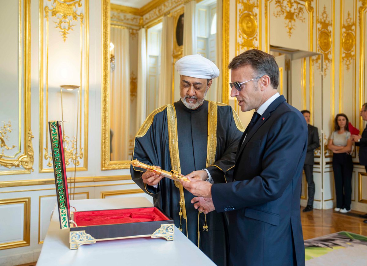 FMofOman's tweet photo. 📸 #باريس | تبادل الهدايا التذكارية بين حضرة صاحب الجلالة السلطان هيثم بن طارق المعظم "حفظه الله ورعاه" وفخامة الرئيس إيمانويل ماكرون رئيسُ الجمهوريّة الفرنسيّة.

#السلطان_هيثم_في_فرنسا https://t.co/lOOT1NeOn4