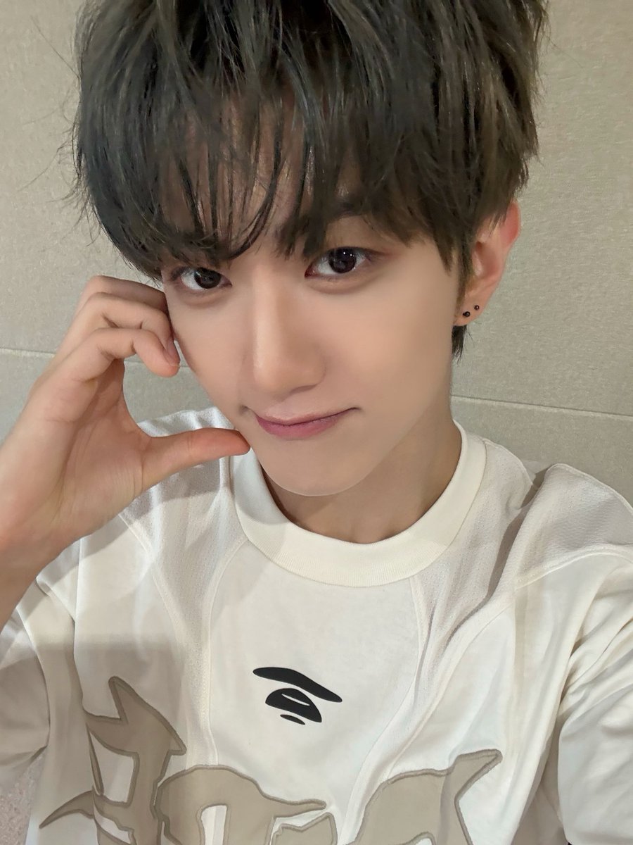 YOUNITE_twt's tweet photo. 다들 생일 축하해 주셔서 넘 감사해요~😚🙏
덕분에 행복한 생일 보냈어요 🤍
앞으로도 계속 좋아하고 사랑해요 유니즈🫶

#경문 #KYUNGMUN
#무니무니해도_경문이날 https://t.co/eXZB8UC3qM