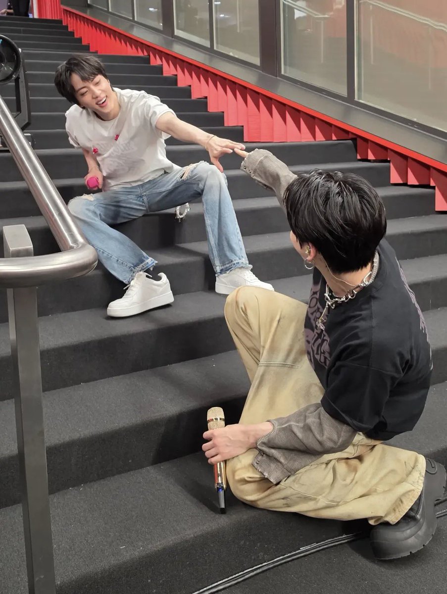 olive_jinnim's tweet photo. グクジンの仲良さはほんま物
こんなごっこできるの仲良しさん以外無理ですものね
このジンくんのニンマリ顔
お腹いっぱいだわ
#Jinstagram https://t.co/So9nOGL9hv