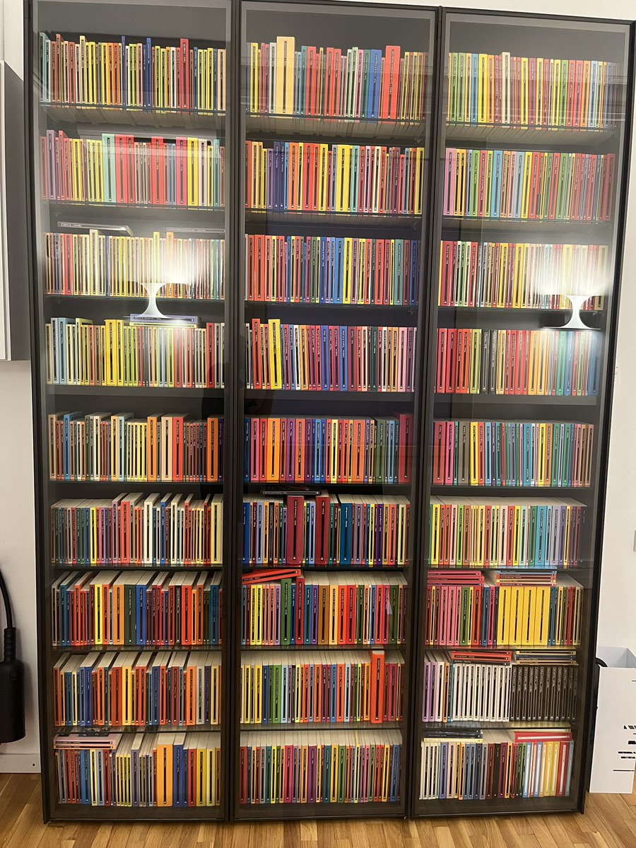 jorgecarrion21's tweet photo. Esta estantería, en la sede de @AnagramaEditor, contiene los 871 libros publicados en la colección Compactos: https://t.co/q5ddamYqUr