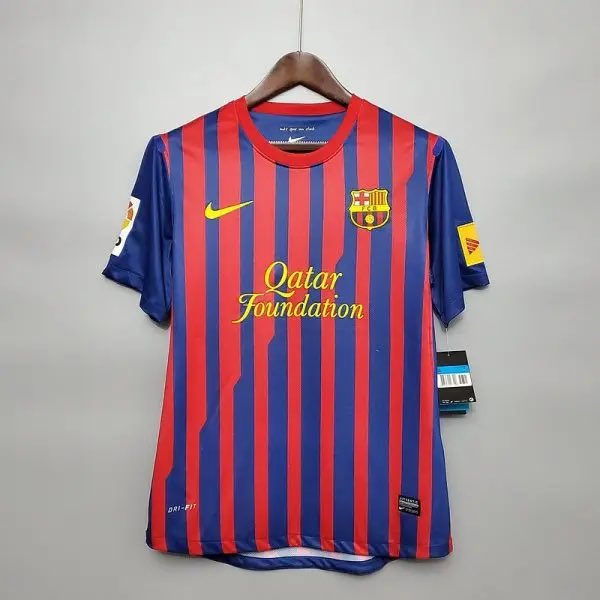 bosunatiklama's tweet photo. Nike'ın 17 yıl önce Barcelona için hazırladığı forma ile Beşiktaş'a yeni sezon için tasarladığı forma arasındaki benzerlik: https://t.co/bDfIFkUKyo