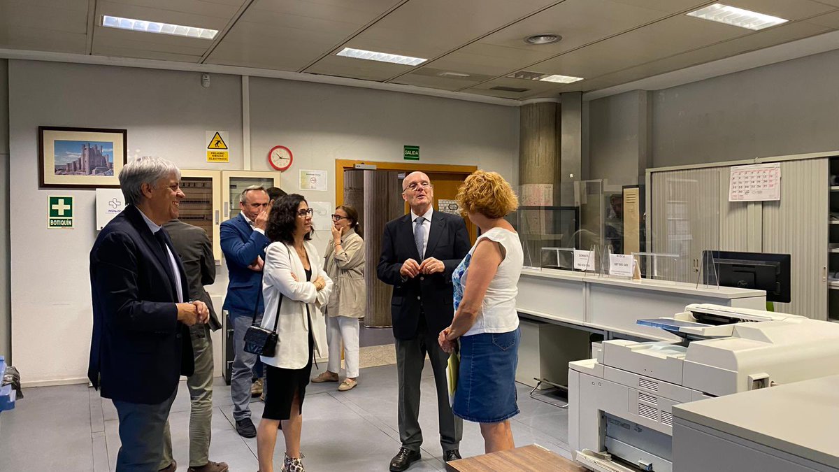 Educar06Diego's tweet photo. Hoy he acompañado a las consejeras de #Movilidad, @crisssanchi, y de #MedioAmbiente, @MariaGlezCorral, en sus visitas a los servicios territoriales de la @jcyl en la Delegación de #León. Han saludado al personal y agradecido su trabajo diario. https://t.co/iPSvLKgAsg