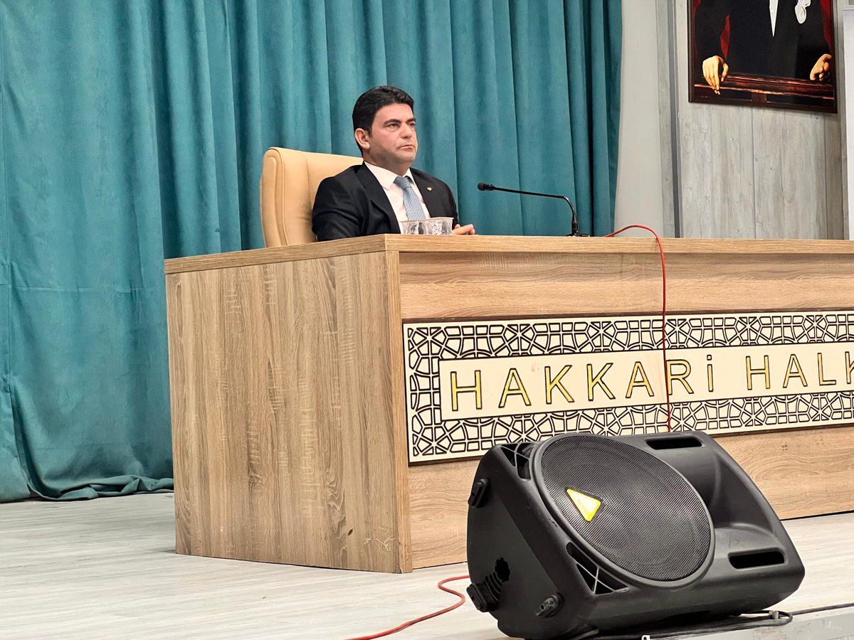 Hakkari_MEM's tweet photo. 📚✨ Eğitimde Bir Yılın Muhasebesi, Geleceğin Yol Haritası Masaya Yatırıldı

📍 Hakkâri Halk Eğitimi Merkezi Müdürlüğü Konferans Salonu'nda, kurum yöneticilerimiz ile okul ve kurum müdürlerimizin katılımıyla, İl Millî Eğitim Müdürümüz Sayın Nurettin YILMAZ başkanlığında 2025-2026 eğitim öğretim yılı dönem sonu değerlendirme toplantısı gerçekleştirildi.

🎯 Toplantıda, yıl boyunca eğitim alanında hayata geçirilen çalışmalar kapsamlı bir şekilde değerlendirilirken, elde edilen başarılar, karşılaşılan ihtiyaçlar ve gelecek döneme ilişkin hedefler ele alındı. Eğitimde niteliğin artırılması, öğrencilerimizin akademik, sosyal ve kültürel gelişimlerinin desteklenmesi adına yürütülen faaliyetler detaylı olarak incelendi.

🗣️ İl Millî Eğitim Müdürümüz Sayın Nurettin YILMAZ yaptığı değerlendirmede; “Eğitim, sadece bugünü değil yarınları da inşa eden en güçlü yatırımdır. Bir yıl boyunca ortaya koyduğumuz emek, fedakârlık ve iş birliği sayesinde önemli kazanımlar elde ettik. Hedefimiz; öğrencilerimizi bilgiyle donatırken aynı zamanda değerleriyle güçlenen, üretken ve güçlü bireyler olarak geleceğe hazırlamaktır. Bu başarıda emeği bulunan tüm yönetici, öğretmen ve personelimize teşekkür ediyorum.” ifadelerini kullandı.

🌟 Ortak akıl, güçlü iş birliği ve istişare kültürüyle gerçekleştirilen toplantıda, yeni eğitim öğretim yılına ilişkin yol haritası belirlenirken, Hakkâri'de eğitimin daha ileri seviyelere taşınmasına yönelik hedefler değerlendirildi.

🤝 Eğitim ailemizin birlik ve beraberlik içerisinde ortaya koyduğu kararlılığın bir göstergesi olan toplantı, görüş ve önerilerin paylaşılmasının ardından sona erdi.

@tcmeb @Yusuf__Tekin @itasyapan @HakkariValiligi @cftcblnt @meb_ogm @mebtegm @nrtttin_ylmz