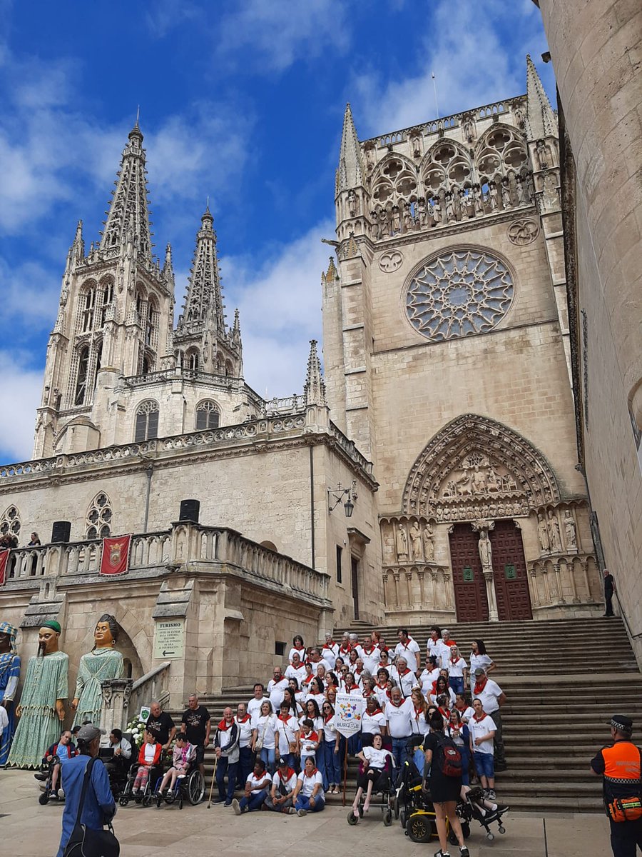 Aspaym_CyL's tweet photo. 💐 Hoy hemos participado en la tradicional ofrenda floral del día grande de las fiestas patronales de #Burgos junto a la Plataforma del Tercer Sector de Burgos, de la que formamos parte. Desde ASPAYM Castilla y León os deseamos unas ¡muy felices fiestas! https://t.co/VTFQ81fbUL