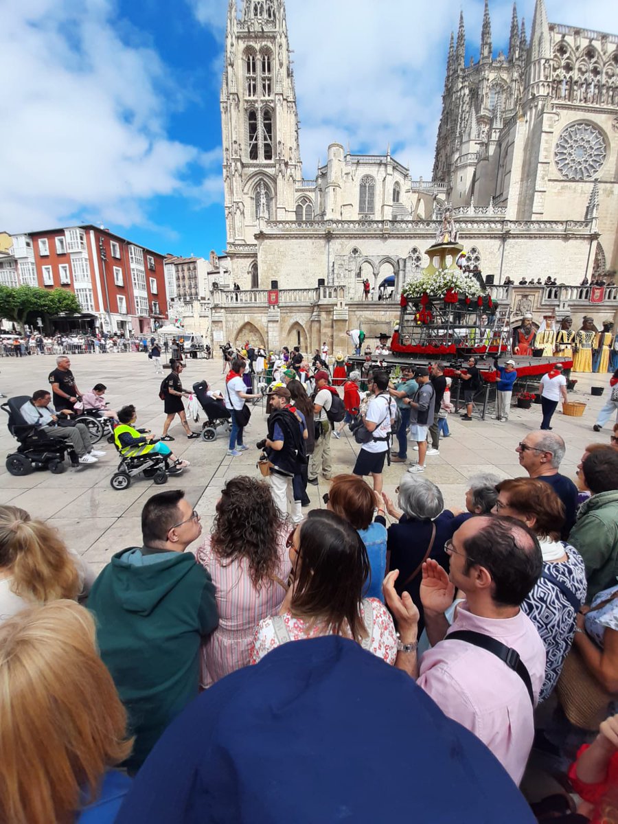 Aspaym_CyL's tweet photo. 💐 Hoy hemos participado en la tradicional ofrenda floral del día grande de las fiestas patronales de #Burgos junto a la Plataforma del Tercer Sector de Burgos, de la que formamos parte. Desde ASPAYM Castilla y León os deseamos unas ¡muy felices fiestas! https://t.co/VTFQ81fbUL