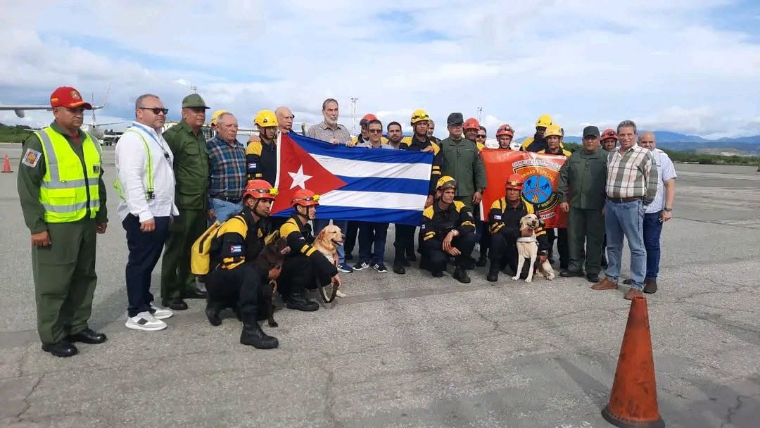 portal_villa's tweet photo. Brigada Especial de Salvamento y Rescate procedente de nuestra amada Cuba, sumando sus manos y su experiencia a los esfuerzos por proteger a cada familia venezolana. Su presencia es un mensaje claro: ¡no están solos! Cuba está aquí, al pie de la batalla.
#VillaClaraConTodos https://t.co/6dkq4ovpPI