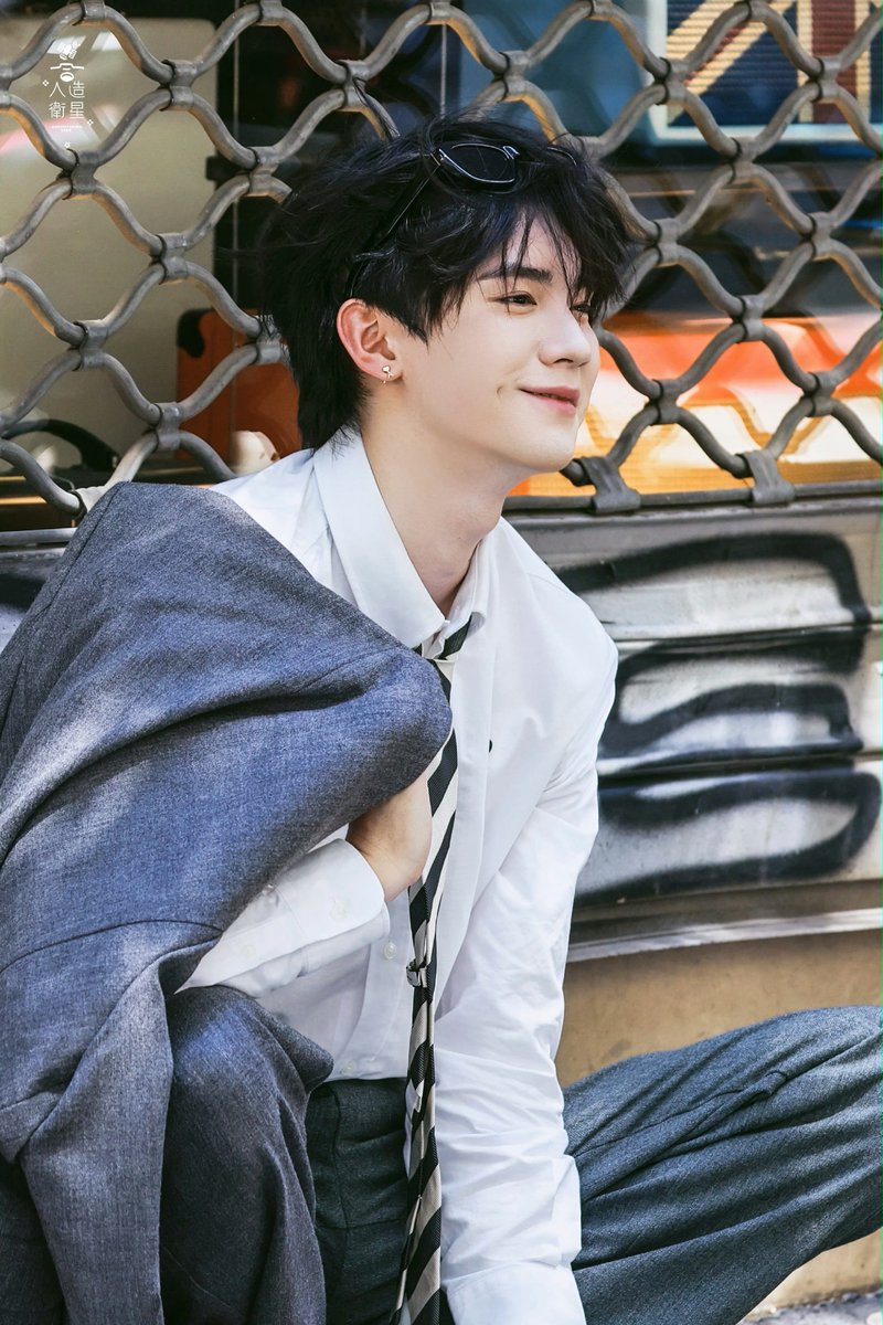vousmys's tweet photo. จะมูฟจากปารีสได้ยังไง อี้หรานหล่อขนาดนี้ ลักยิ้มก็น่ารัก 🫠 https://t.co/lwOJyPIQDC