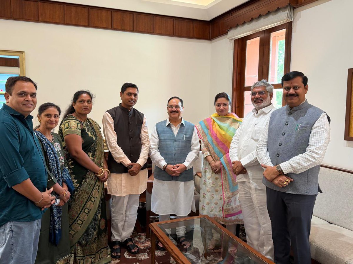 PoonambenMaadam's tweet photo. આજરોજ નવી દિલ્હી ખાતે રાજ્યસભાના નવનિયુક્ત સાંસદ શ્રી @jitendrabhaimp ના શપથગ્રહણ સમારોહમાં ઉપસ્થિત રહી તેમને હાર્દિક શુભકામનાઓ પાઠવી.

આ પ્રસંગે ભારતના ઉપરાષ્ટ્રપતિ શ્રી @CPR_VP જી તથા કેન્દ્રીય સ્વાસ્થ્ય અને પરિવાર કલ્યાણ મંત્રી શ્રી @JPNadda જી સાથે શુભેચ્છા મુલાકાત કરી.

@VPIndia