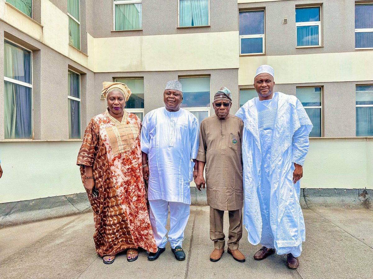 LunchboxTweet's tweet photo. OGUN 2027: 𝗢𝗕𝗔𝗦𝗔𝗡𝗝𝗢 𝗥𝗘𝗖𝗘𝗜𝗩𝗘𝗦 𝗟𝗔𝗗𝗢

Ogun PDP Governorship Candidate, Hon. Oladipupo Adebutu today led the party's candidates on a  visit to former President Olusegun Obasanjo to seek his blessings ahead of the 2027 elections.

#obasanjo #pdp #ogun #LADO https://t.co/Jqz9mWklYz