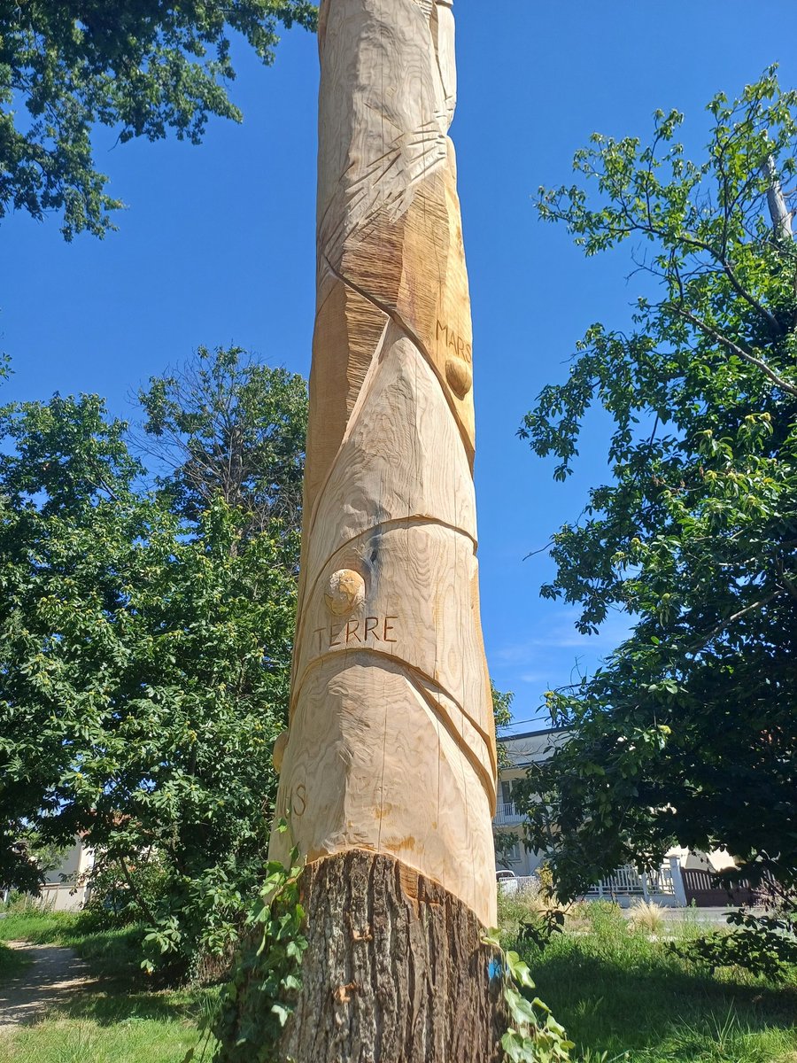 ColbocJulien's tweet photo. Mercure/Vénus/Terre/Mars/Jupiter/Saturne/Uranus/Neptune.
Voici un arbre valorisé en "totem du système solaire", présentant les planètes dans l'ordre depuis le soleil (et un peu en proportion). Ce n'était pas l'idée au départ mais en voyant les collégiens passer devant l'arbre / https://t.co/sD4jjze5Kp