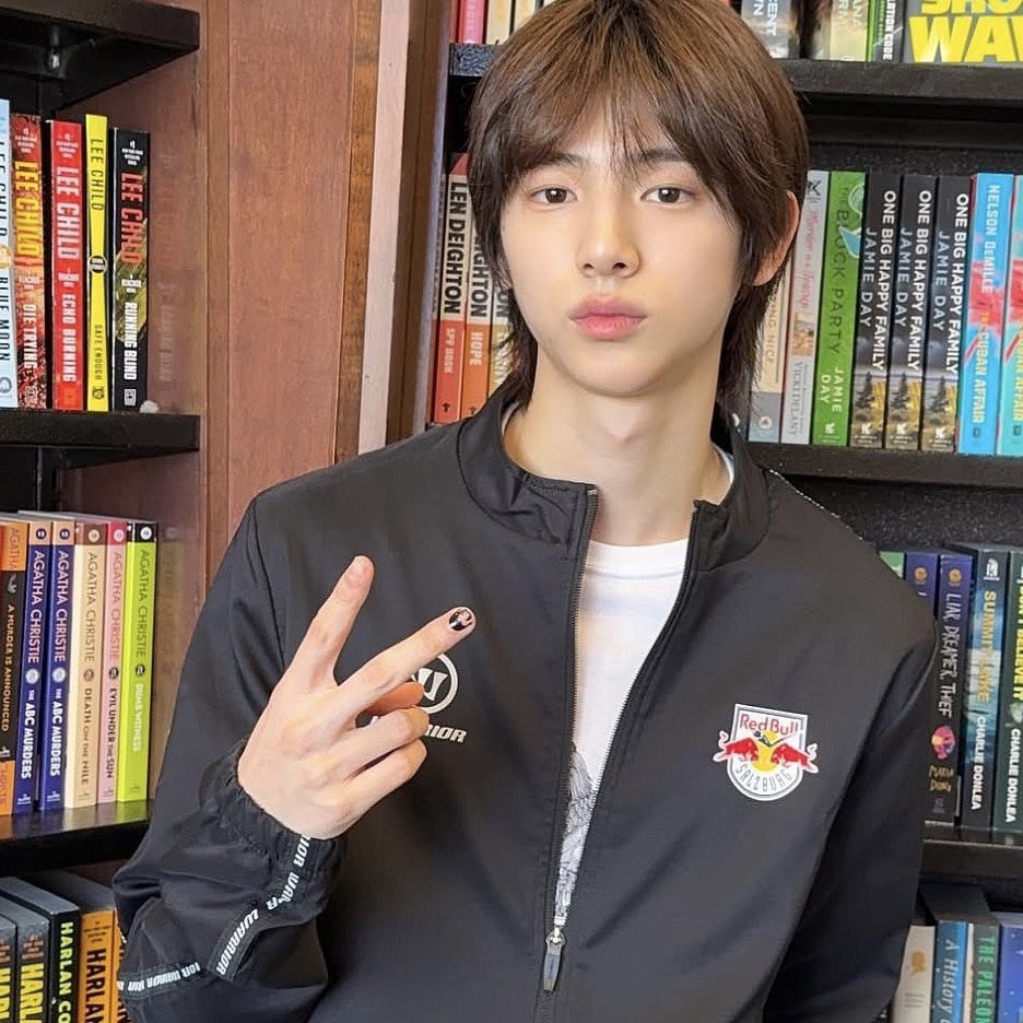kissedorchid's tweet photo. when your academic rival suddenly makes a move on you, 
a jjunabi few tweets au https://t.co/XyqyTjelsm