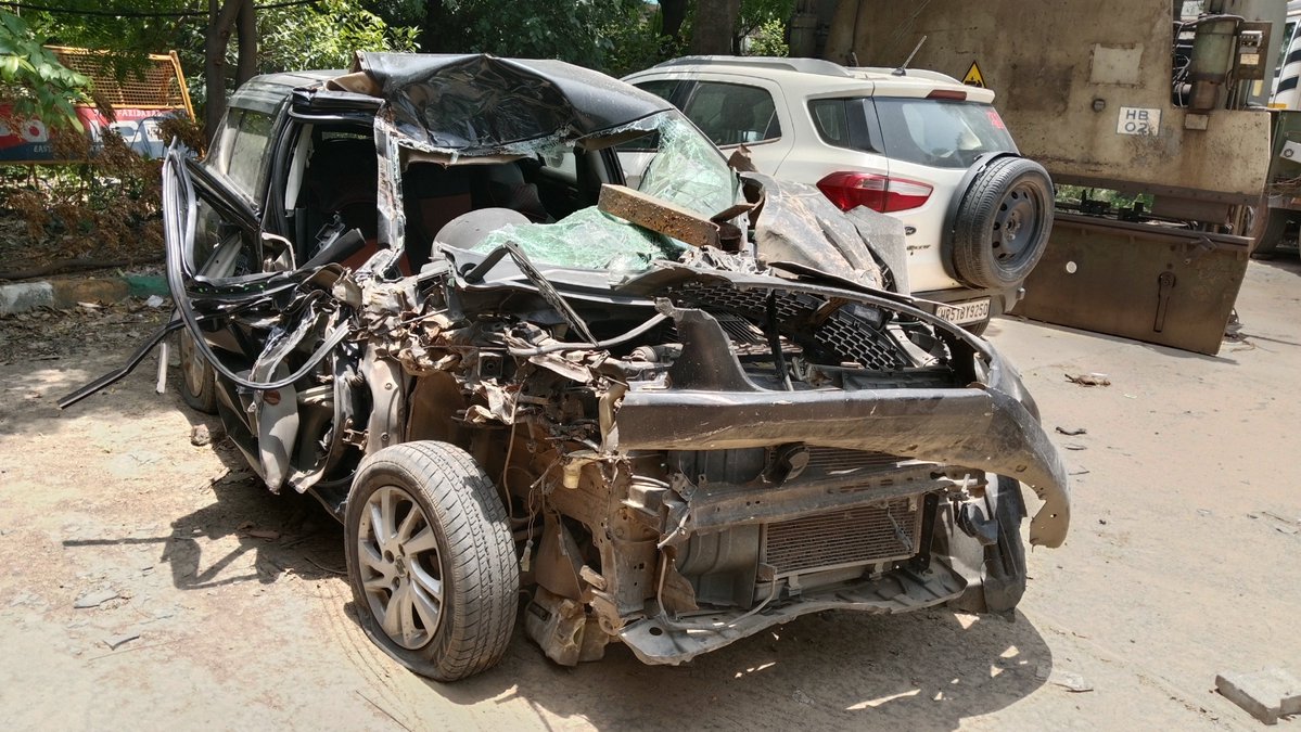 PressPandey's tweet photo. फरीदाबाद। हार्डवेयर चौक के पास रविवार को हुआ भीषण हादसा, कार रोड के किनारे खड़े ट्राला से टकराई, दो की हालत गंभीर। @NBTDilli @NavbharatTimes @Veerendrajourno @FBDPolice @FTPfbd https://t.co/6pPqu8GUle