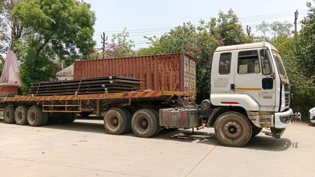 PressPandey's tweet photo. फरीदाबाद। हार्डवेयर चौक के पास रविवार को हुआ भीषण हादसा, कार रोड के किनारे खड़े ट्राला से टकराई, दो की हालत गंभीर। @NBTDilli @NavbharatTimes @Veerendrajourno @FBDPolice @FTPfbd https://t.co/6pPqu8GUle