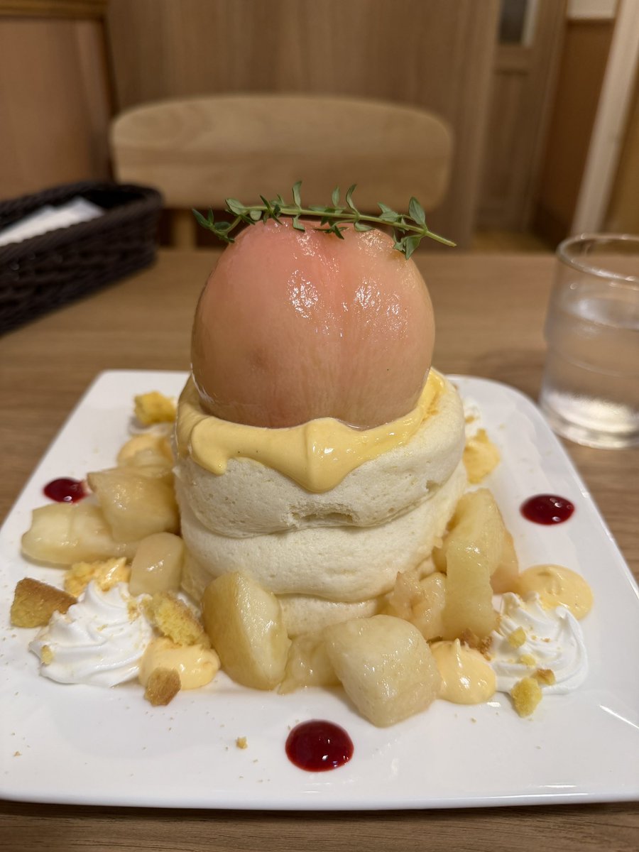 PancakesToshi's tweet photo. 国分寺『eggg Cafe』さん

6/28〜7/31期間限定
「まるごと桃のパンケーキ｣

ふわふわのパンケーキに、山梨県産の桃を丸ごと1個乗せ、周りにも桃をふんだんに添えられています🍑

桃とカスタードクリームの最強の組み合わせで、形や色も美しい桃が甘くてジューシーでスーパー美味しかったです😋 https://t.co/3jcRUKhNVU