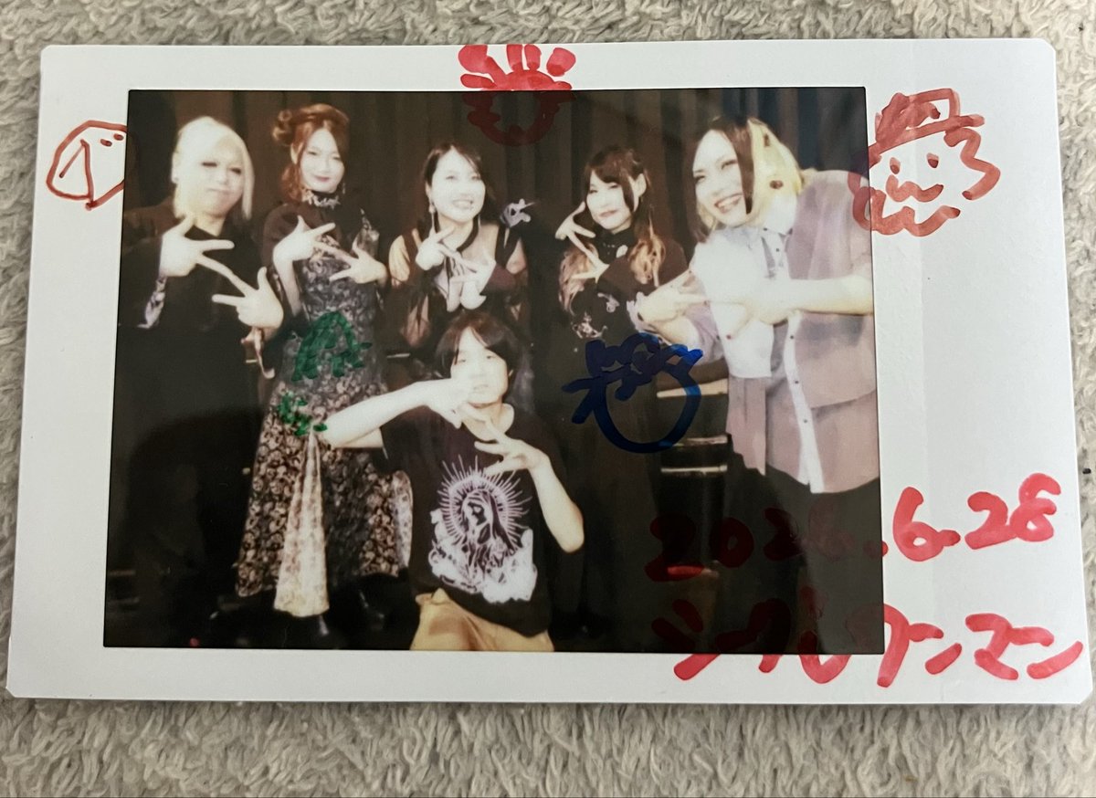 rockouen's tweet photo. 昨日はSheglapes(シーグレ)のワンマンライブ参戦🤘
終始楽しかったです！　今回の新曲でキkeyのピッチベント使い方が格好良かったです🙏
あとEVER AFTERの振りを初めてですが、ワンマンの為にShunくんの動画をめっちゃ拝見しました🤣
転換時の動画でめっちゃ可愛い方のようには無理だと思いました笑 https://t.co/pjwjRpf0un