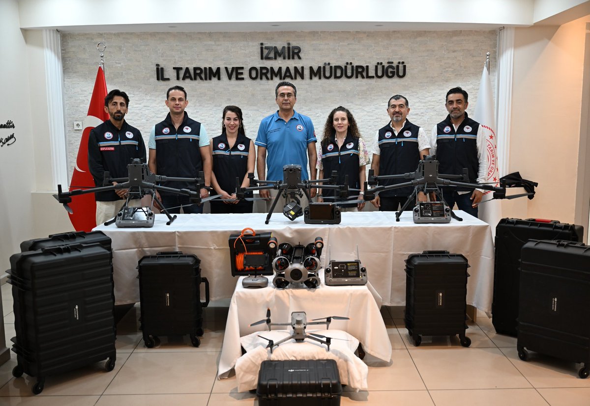 izmirtarim's tweet photo. Denizel Ekosistemlerin Korunmasında Dijital Dönüşüm Hamlesi! 🐟

İzmir Kalkınma Ajansı  ve S.S. İzmir Su Ürünleri Kooperatifleri Bölge Birliği tarafından desteklenen  “Denizel Ekosistem Sürdürülebilirliği İçin Denetim Mekanizmalarının Dijital Dönüşümü Projesi” kapsamında önemli teknolojik ekipmanlar teslim alındı. 🤝

İzmir İl Tarım ve Orman Müdürlüğü tarafından yürütülen proje kapsamında;

 4 adet hava dronu,
 1 adet gece görüşlü termal kamera,
 1 adet su altı kamerası,
1 adet su altı dronu hizmete kazandırıldı.

Yenilikçi teknik ve teknolojilerin kullanımıyla denetim kapasitesinin artırılması, kaçak avcılıkla mücadelenin güçlendirilmesi ve denizel ekosistemlerimizin sürdürülebilir şekilde korunması hedefleniyor. 🌊🐠

Doğal kaynaklarımızı gelecek nesillere aktarmak için teknolojiyle güçlenen denetim mekanizmaları, denizlerimizin ve biyolojik çeşitliliğimizin korunmasına önemli katkılar sunmaya devam edecek. 🌍💙
@turgayturkyilmz