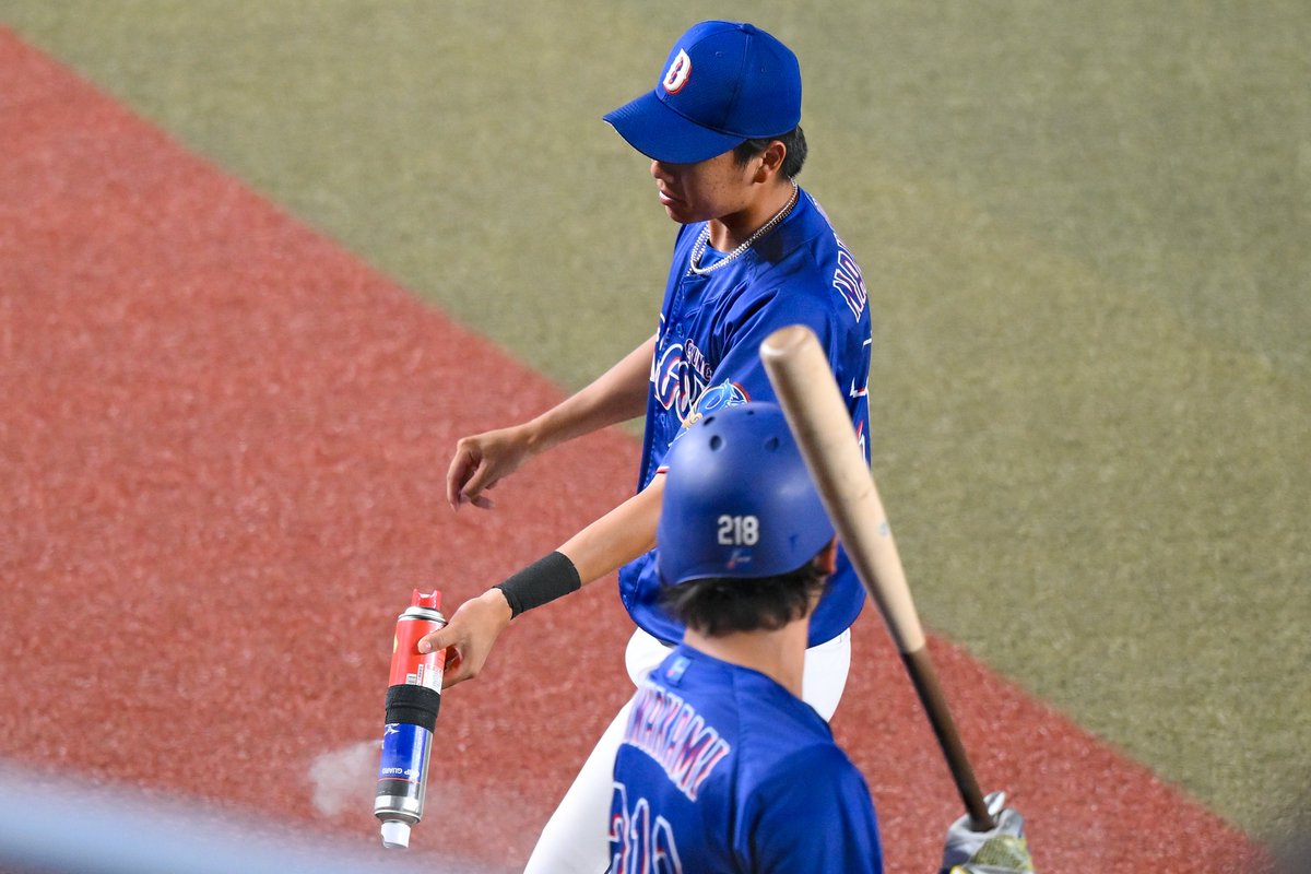 Itsumo__Nemui_'s tweet photo. スプレー壊れてるのを奈一輝くんが無理やり持ってる時点で面白かったのに(ｺﾞﾒﾝ)、ぽははコンビ(勝手に呼んでる)が爆笑してて釣られて余計に笑うし、輝夢くんは顔が良い(？)

 #中村奈一輝  #花田旭  
 #新保茉良  #能戸輝夢 
20260624 ZOZOマリン(ファーム) https://t.co/kDSoEQtdCv