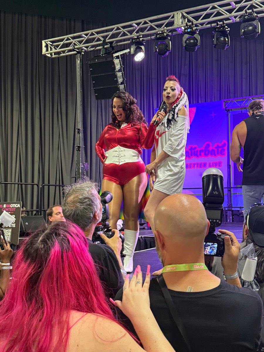 LizRiverModel's tweet photo. With the newly crowned Miss Exxxotica Minneapolis: Vampiress! 
@EXXXOTICA 
@VampiressMiss https://t.co/ezTAZ78xue