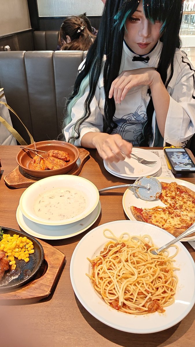 WhiteFox_int64's tweet photo. @elonmusk 这里是中国，我们想吃什么就吃什么，想去哪里玩就去哪里玩，我们很自由，无论在什么地方都有自来水和电力提供，空调随便用🤣🤣🤣 https://t.co/n9pwbClLU9