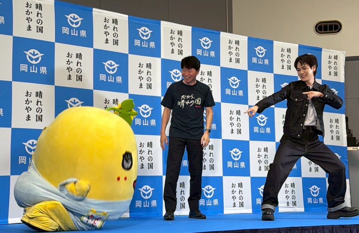 funassyi's tweet photo. みんなー今日も一日お疲れ様なっしー♪
ヾ(。゜▽゜)ノ今日は伊原木知事とJO1の豆原くんとふなっしーで岡山県を盛り上げてきたなっしー♪
もうみんな知っているだろうけど岡山県めっちゃいい所なので遊びに来てなっしなー♪
サッカー日本代表が勝利します様に梨汁ブシャー:＊寝る方はももやすみー

#だから晴れの国
#晴れの国OKAYAMA魅力発見プロジェクト
#PR