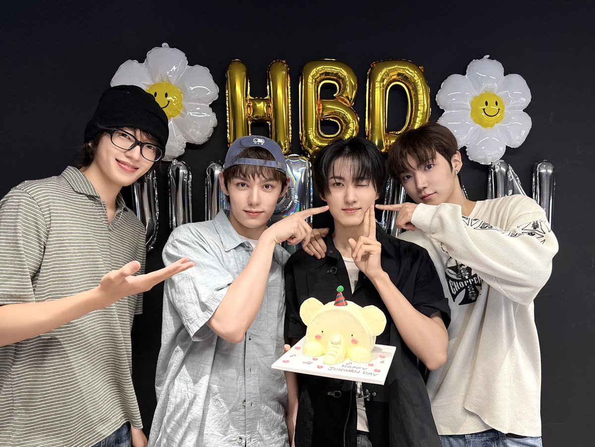 AxMxP_official's tweet photo. [#AxMxPxicture]
⛧* 𝗛𝗔𝗣𝗣𝗬 𝗝𝗨 𝗛𝗪𝗔𝗡 𝗗𝗔𝗬 ⛧*

멤버들과 디엑스와 함께 한 데뷔 후 첫 생일 너무 행복했어요 ෆ ᩚ

#AxMxP #에이엠피
#주환 #JUHWAN https://t.co/PxKnYhEbPr