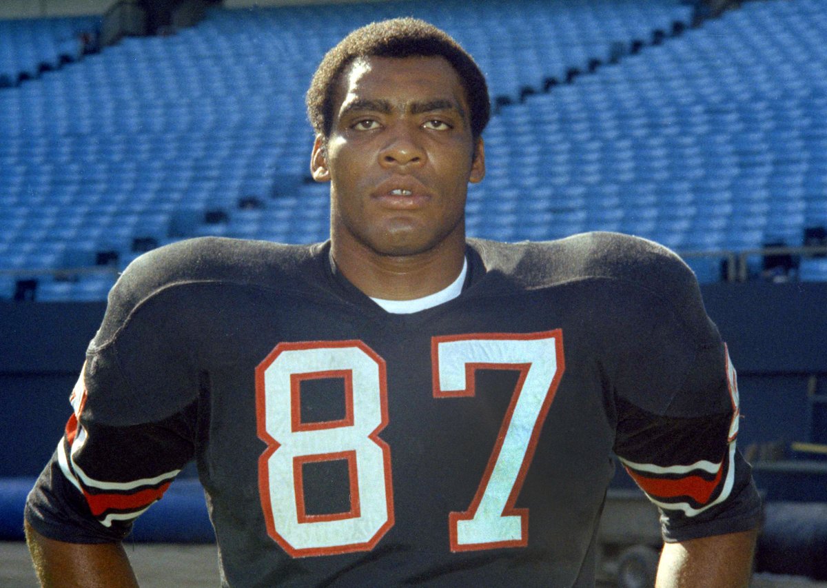 NewsTalk989's tweet photo. 🏈🏈 NFL legend born in this day in the Bluff City itself! 🏈🏈⬇️ https://t.co/h477a7mLrY