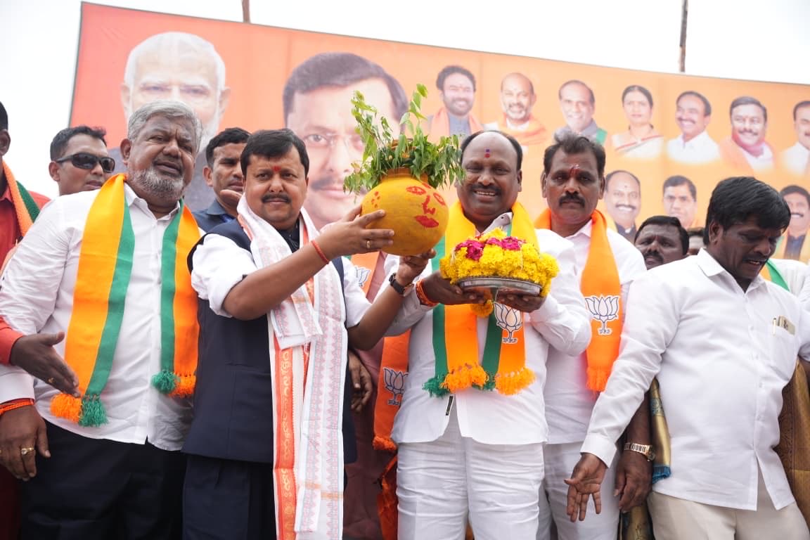 chshekharbjp's tweet photo. BJP National President Shri @NitinNabin Ji received a grand and enthusiastic welcome from dedicated party karyakartas and the people of Telangana upon his arrival in Bhongir. This overwhelming affection and enthusiasm reflect the BJP's growing support base and the people's unwavering faith in its vision.
@BJP4Telangana