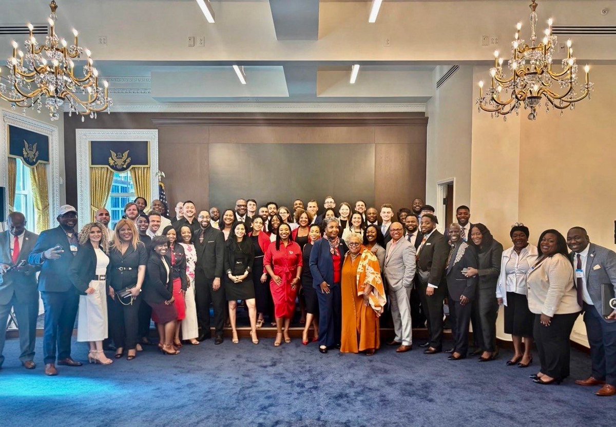 ThePierreWilson's tweet photo. I was honored to bring the @TP_Communities team to a White House briefing last week, where we joined @LynnePatton, @BCFPresident, and senior administration officials.

Among many things, we are united by our shared love of country and our willingness to leave America better than we found it. 🇺🇸