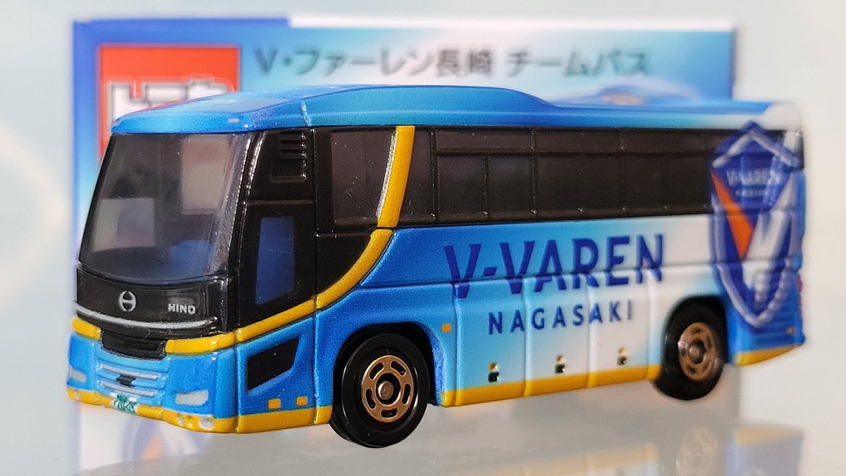miniature_hero's tweet photo. V・ファーレン長崎特注トミカ
日野セレガ

Vファーレン長崎のチームバス
グラデーションのボディも印刷でしっかり再現されています

実車はジャパネットたかたの高田社長より寄贈されたセレガSHD
2022年1月デビューなのでほんと終売直前の車両ですね
車内は3列と4列が混合のレイアウトだそう https://t.co/uewKoKcjRJ