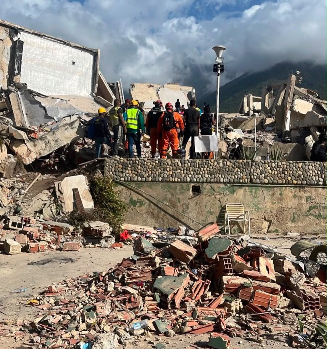 PFAOficial's tweet photo. La Brigada USAR ARG-12 de la PFA continúa trabajando en Venezuela, en un contexto complejo y demandante con absoluta entrega. Nuestros efectivos desarrollan las tareas operativas, en estrecha coordinación con la Agencia Federal de Emergencias del Ministerio de Seguridad Nacional. https://t.co/o8XEEg0Wo0