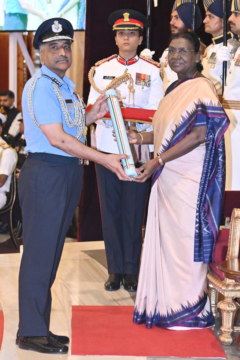 rashtrapatibhvn's tweet photo. राष्ट्रपति द्रौपदी मुर्मु ने

• एयर मार्शल आशुतोष दीक्षित, उड़ान (पायलट)
• एयर मार्शल तेजिन्दर सिंह, उड़ान (पायलट)
• एयर मार्शल सीतेपल्ली श्रीनिवास, उड़ान (पायलट)
• लेफ्टिनेंट जनरल विरेश प्रताप सिंह कौशिक, दि इन्फैन्ट्री

को परम विशिष्ट सेवा मेडल से सम्मानित किया। https://t.co/82Mghb10rf