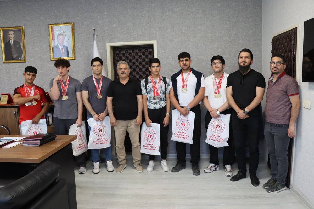 SaidKurhan's tweet photo. İl, Bölge ve Türkiye' de derece yapmış şampiyon sporcularımızla Gençlik ve Spor İl Müdürümüz Sayın Ebubekir Kayhan'ı ziyaret ettik. Misafirperverliği ve destekleri kendilerine teşekkür ederiz. https://t.co/chtIamweSS