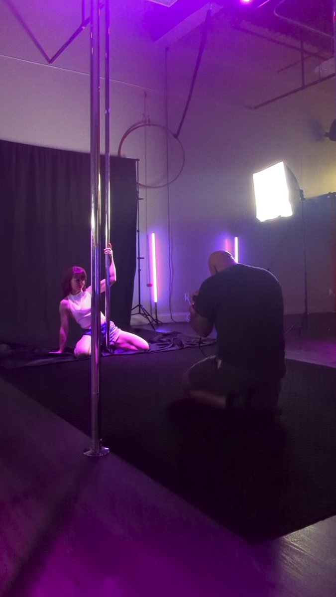 LeoDeNudo's tweet photo. A little #BehindTheScenes preview of a pole dancer photoshoot held with multiple models at Chrome House Studios. 📸💜 
#poledance #photography #modeling https://t.co/LO2naLstPX