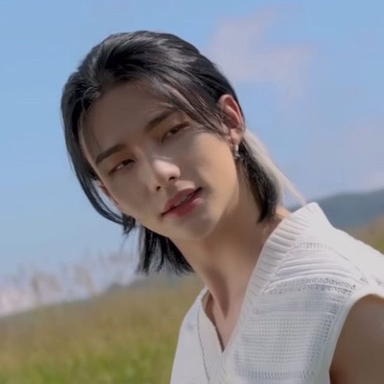 hwanghynjnnie's tweet photo. hyun looks like a dream https://t.co/PJYg8keLgj