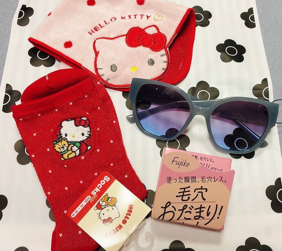 genmaicha6's tweet photo. 今日は姉が帰ってきたので誕生日ケーキを食べプレゼントもらいました！！ https://t.co/z45Kee8xIM